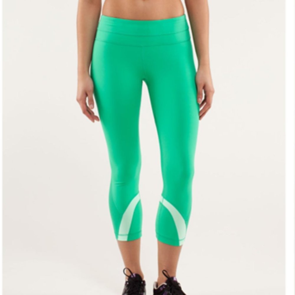 Lululemon Run: Inspire Crop II in Very Green / Fresh Teal Size 6